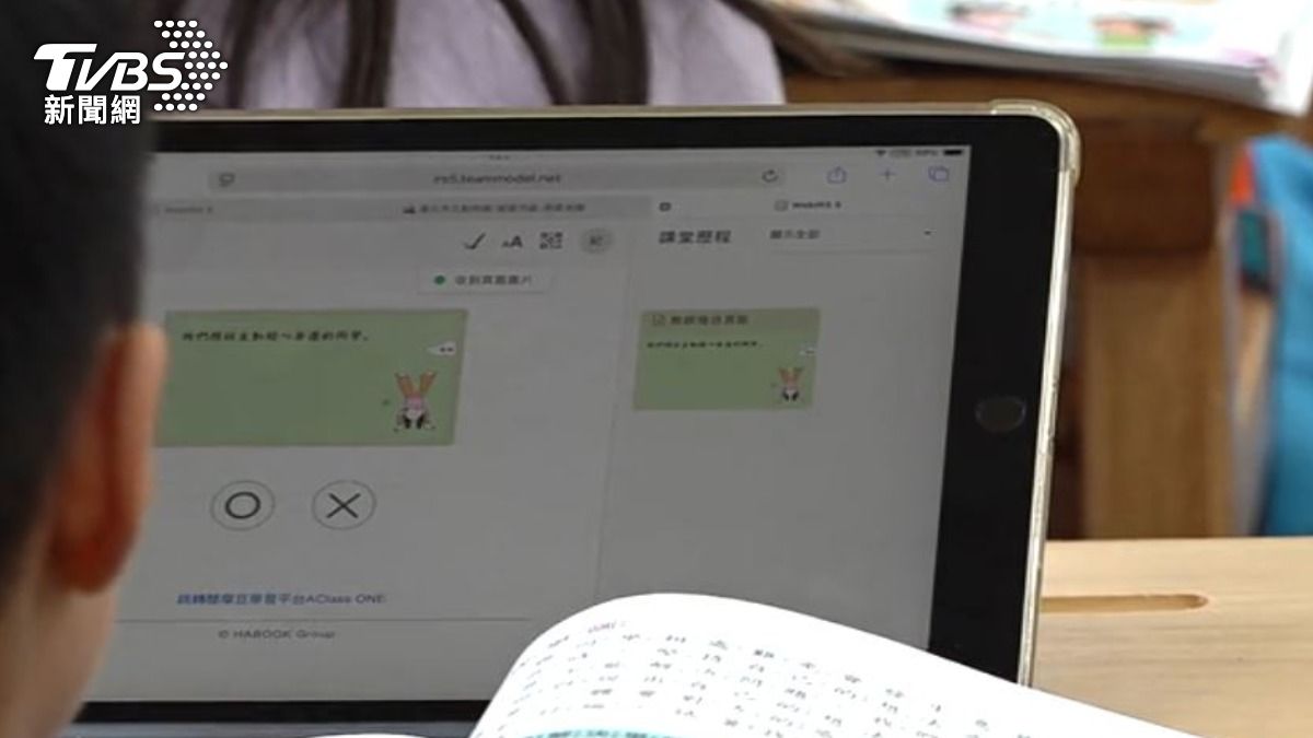 國小生上課使用平板。(圖/TVBS)