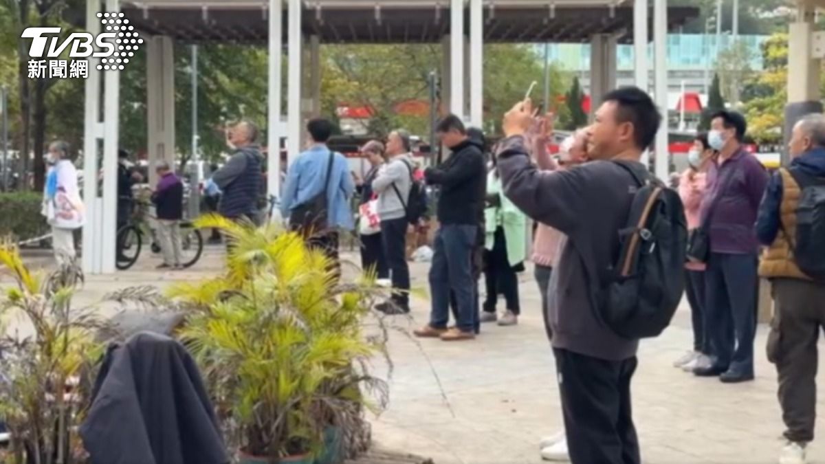 未來何去何從,災民也很迷茫,不少人仍守在現場。(圖/記者吳奎炎 攝)