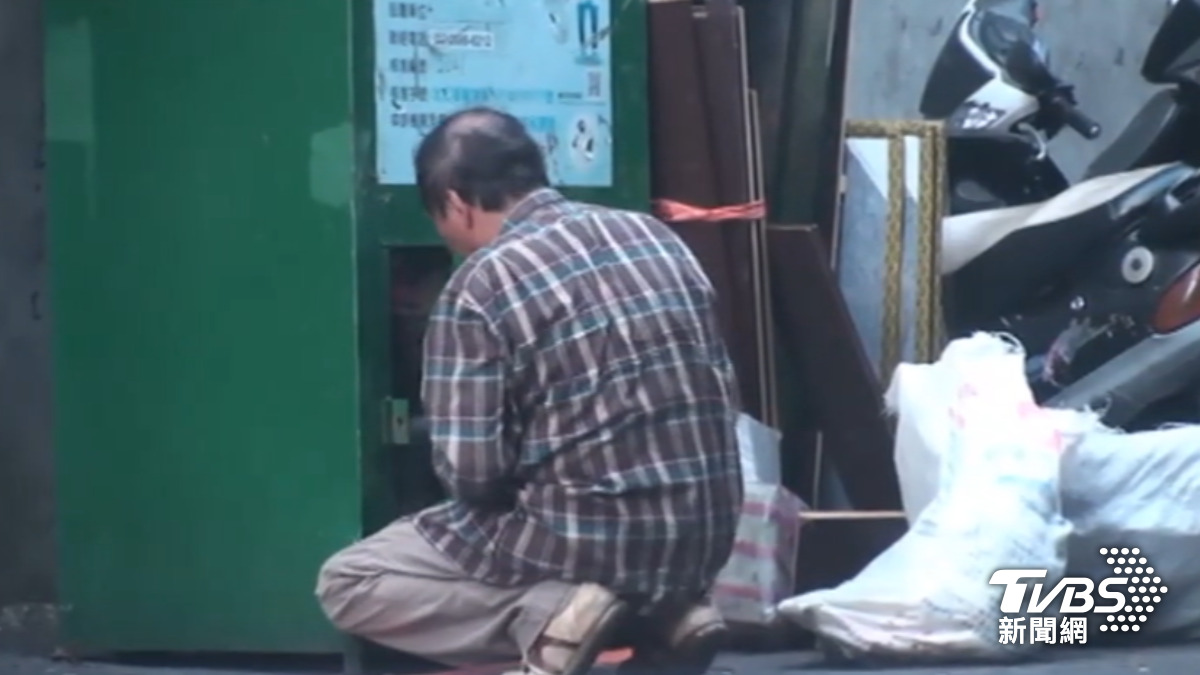 變賣1次「舊衣」獲利逾萬元，律師提醒拿「有價物」違法。（圖／TVBS）