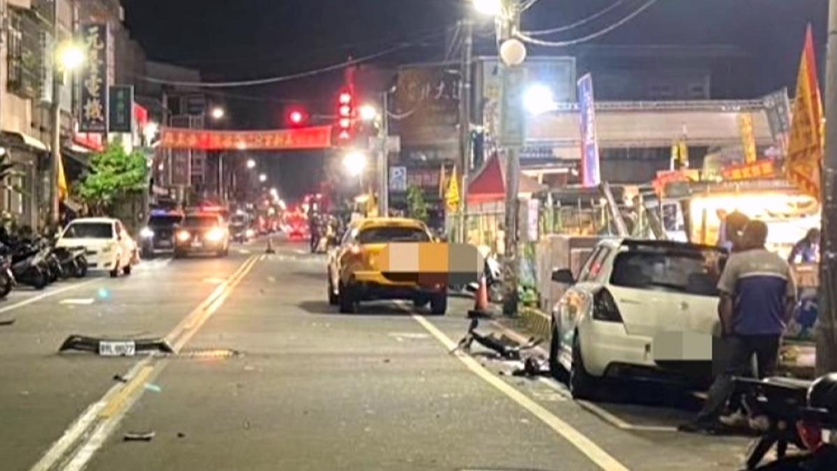 撞擊的衝擊力道不小,黑車的保險桿連同車牌都掉落在現場。(圖/民眾提供)