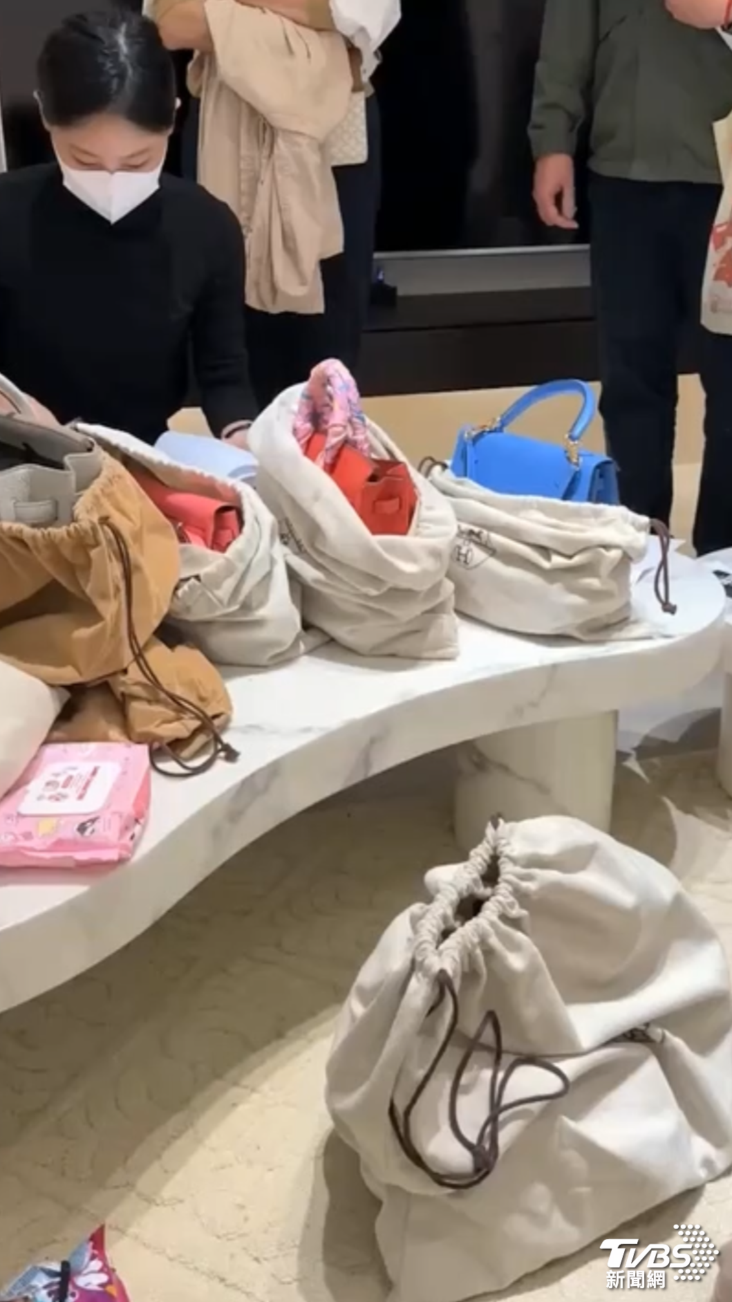 黃廉盈400多萬元的精品與跑車遭假扣押。（圖／律師提供）