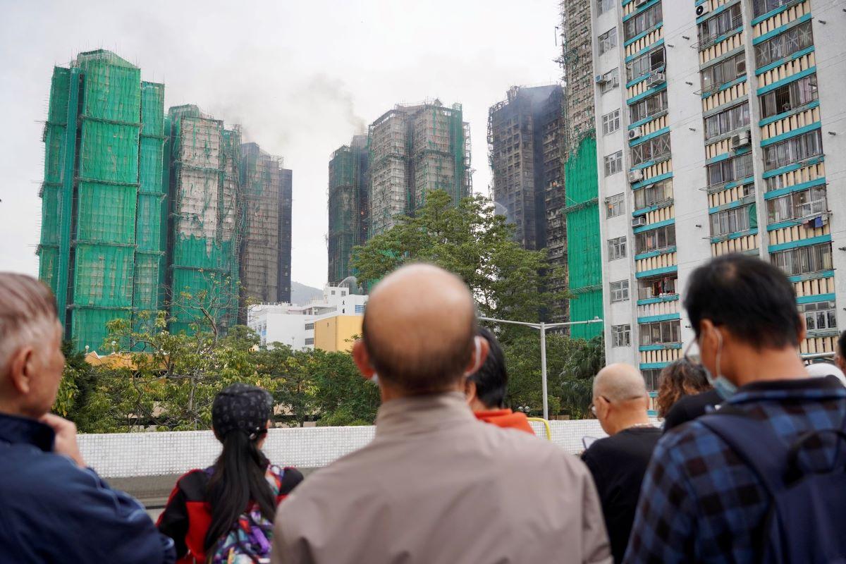 香港大埔火警後，民眾與受災戶在現場遠望，場面哀傷。（圖／區國強攝）