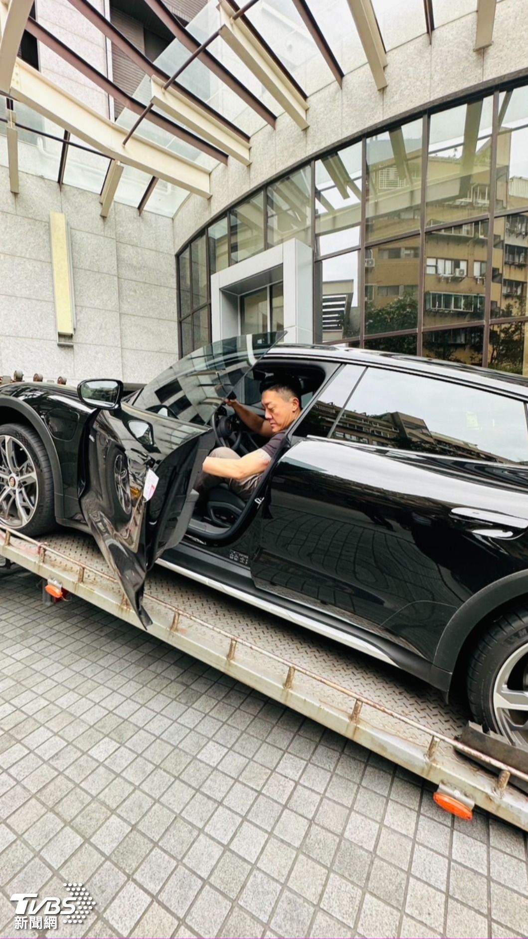 黃廉盈400多萬元的精品與跑車遭假扣押。（圖／律師提供）