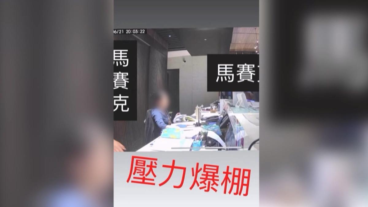 「不看我是怎樣」物業遭文件砸控委員霸凌　住戶駁拖財報。(圖／民眾提供)