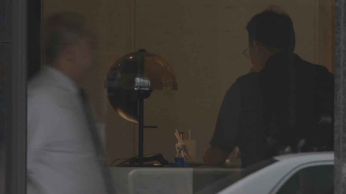 社區委員站在櫃台前與物業經理對峙，氣氛十分緊繃。委員將文件丟向物業經理。(圖／民眾提供)