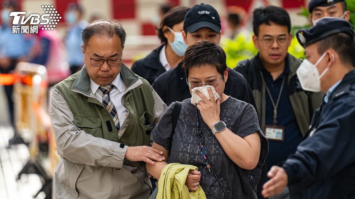 香港民眾自發成立平台協助報平安,期盼傳來好消息。(圖/達志影像美聯社)