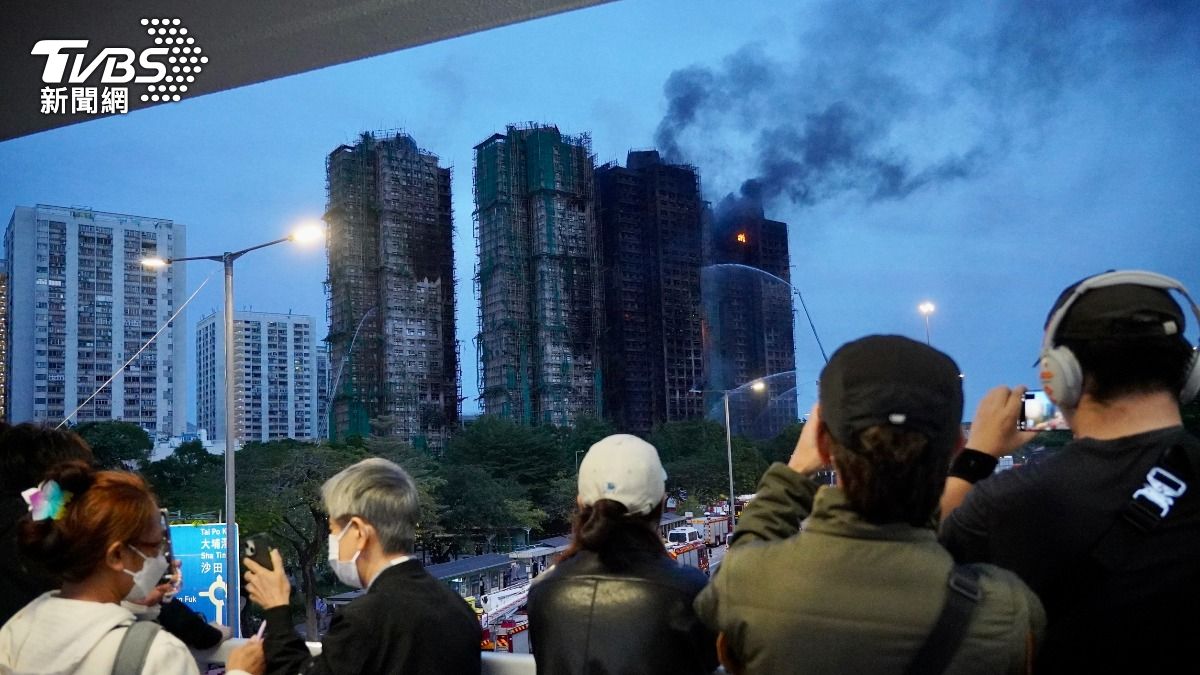 香港大埔宏福苑濃煙從高樓冒出，棚架及外牆明顯受損。（圖／區國強攝）
