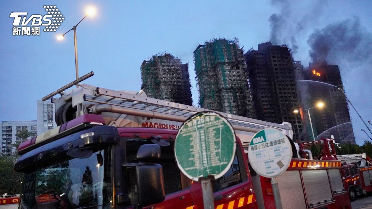 香港大埔宏福苑濃煙從高樓冒出，伴隨著火舌冒出。（圖／區國強攝）