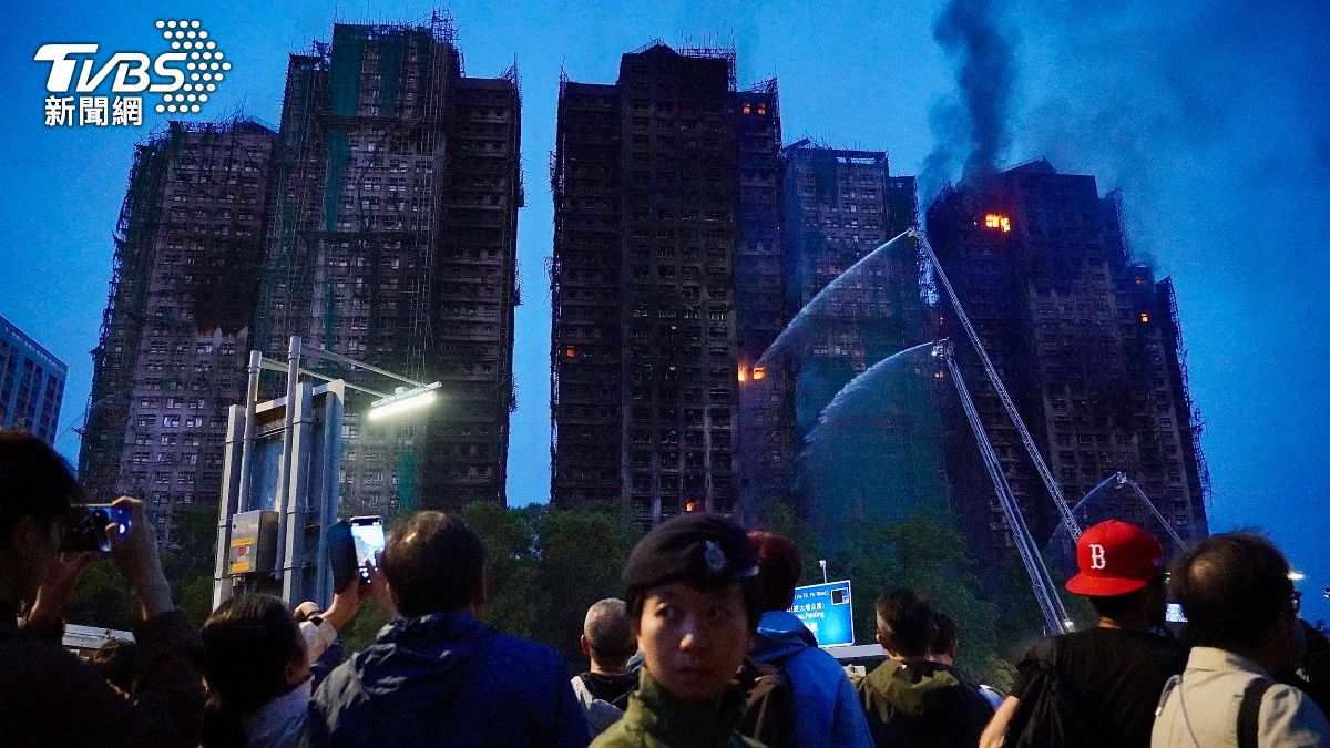 香港大埔宏福苑濃煙從高樓冒出，許多民眾現場遠望自己的家園。（圖／區國強攝）