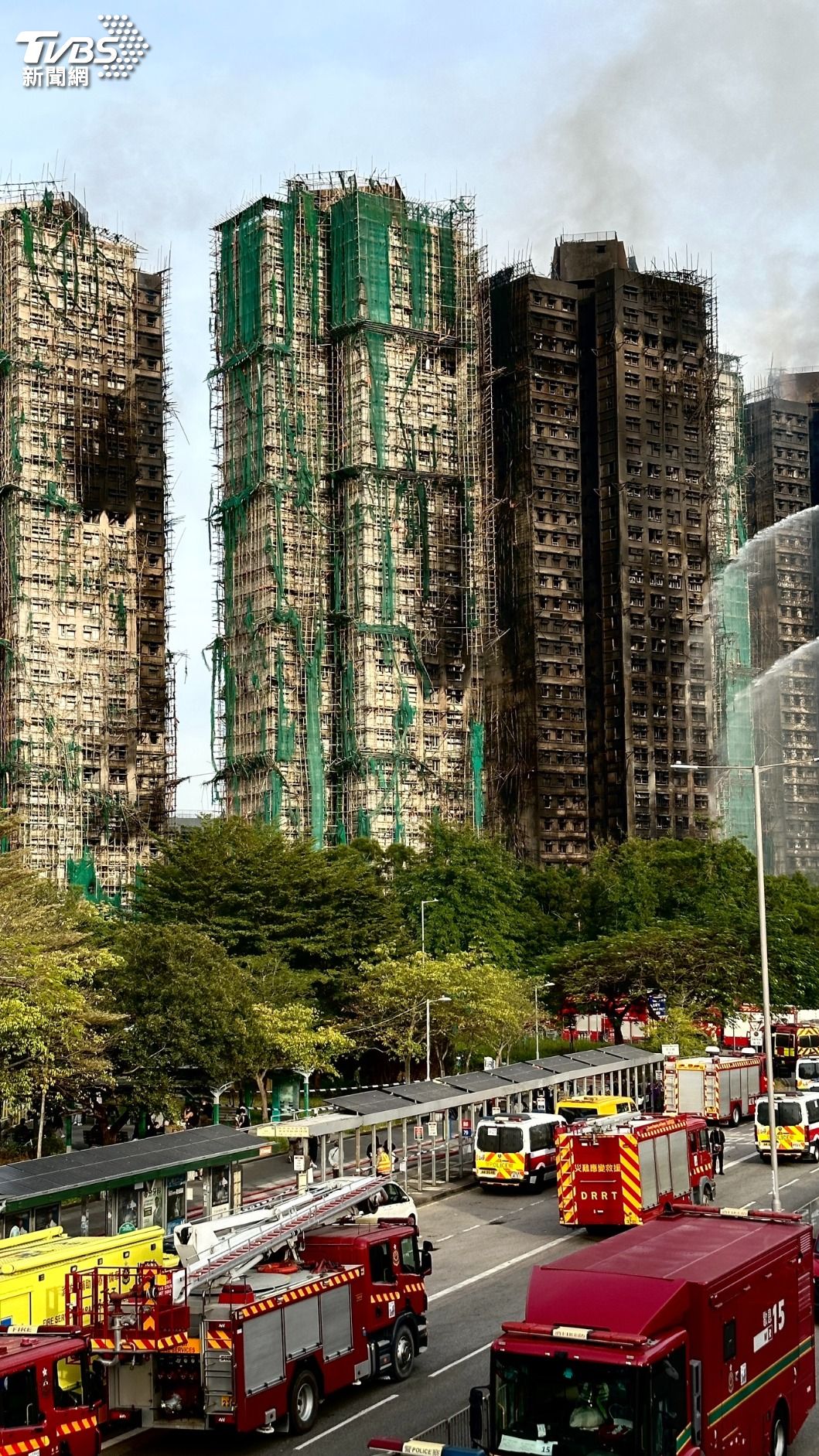 香港宏福苑大火現場，高樓外牆嚴重燻黑，工程棚網仍清晰可見。（圖／區國強攝）