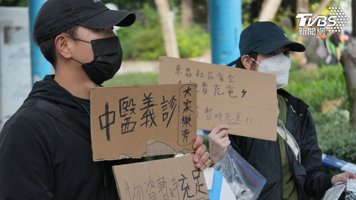 愛心物資與義診服務共同湧入收容所，為災民提供溫暖的關懷。（圖／區國強攝）