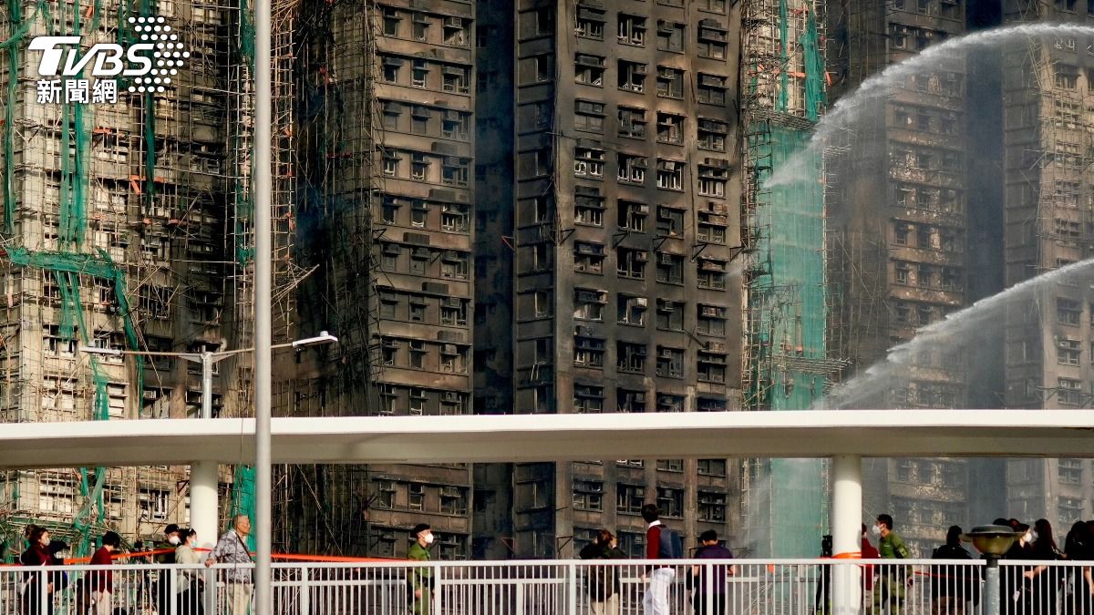 外牆滿是焦黑痕跡仍有水柱噴灑，火勢殘酷景象震撼人心。（圖／區國強攝）