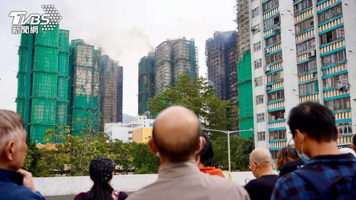 火災無情，香港大埔受災民眾在現場凝望家園，神情流露難以言喻的哀慟。（圖／區國強攝）