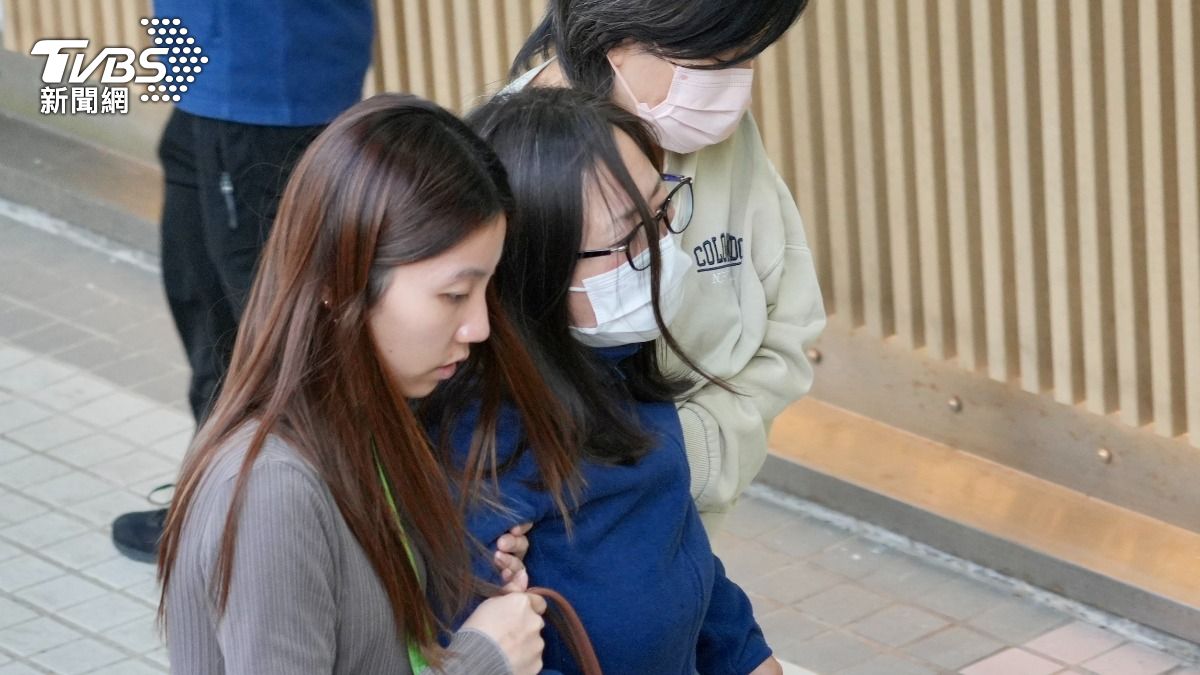 現場民眾因過度悲傷而需要人攙扶安撫。（圖／區國強攝）