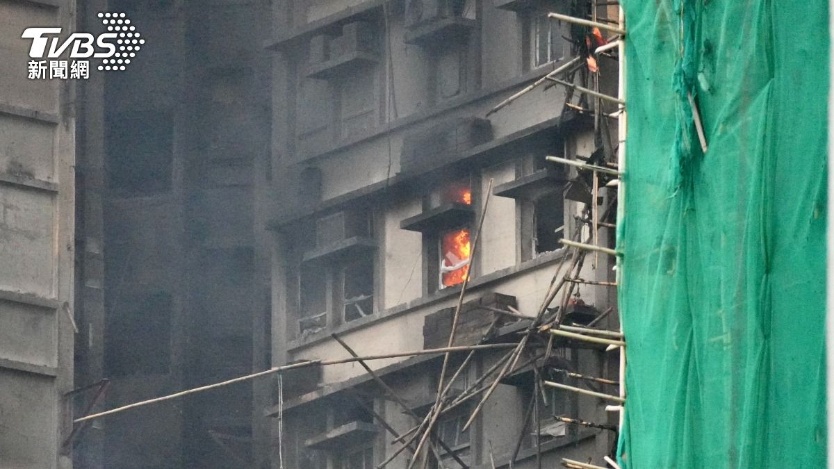 可見到部分建築單位有燃燒的狀況。（圖／區國強攝）
