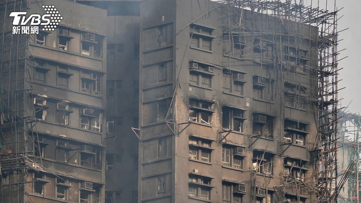 香港大埔宏福苑外牆焦黑景象怵目驚心。（圖／區國強攝）
