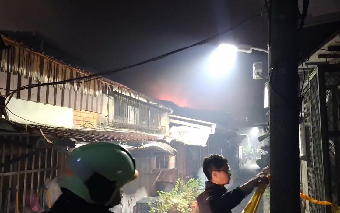 萬華一處住宅晚間傳出火警，警消救出1名男子。（圖／TVBS）