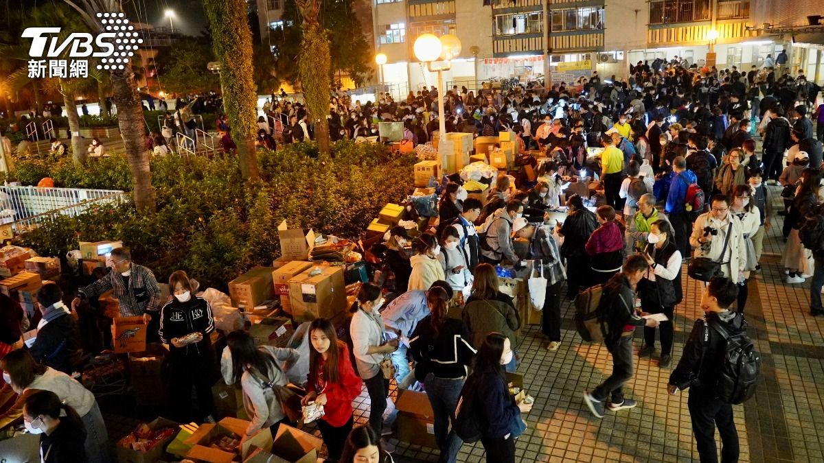物資站湧入許多民眾。（圖／區國強攝）