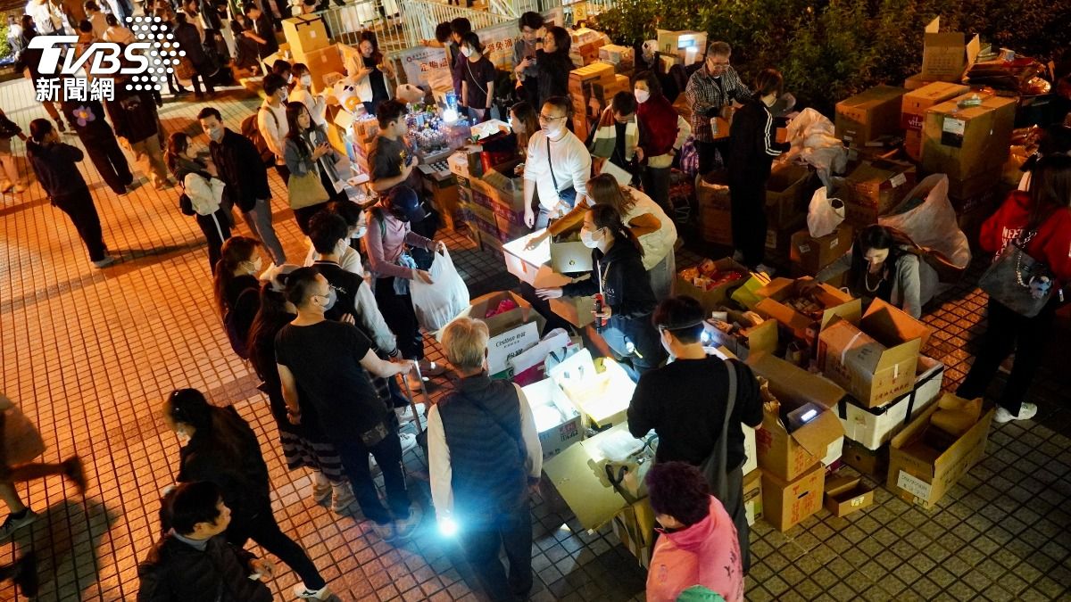 物資站設立,許多人前來領取所需物資。(圖/區國強攝)