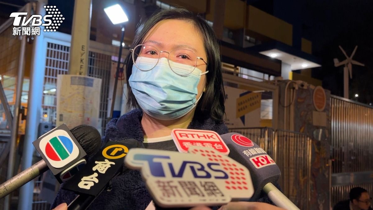 一名年輕媽媽前往「宏福苑」庇護所尋找家屬。(圖/區國強攝)
