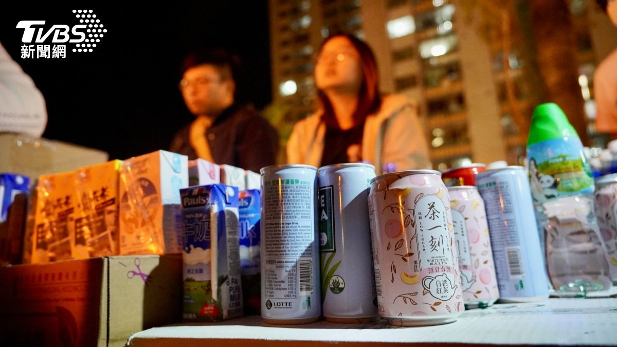 現場物資充足，桌面上擺滿了飲品。（圖／區國強攝）