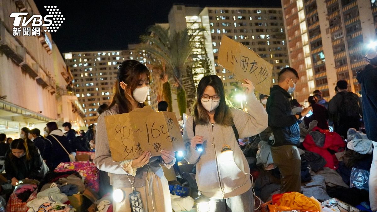 熱心民眾在夜晚忙碌，為領取衣物和兒童物資的災民提供協助與引導。（圖／區國強攝）