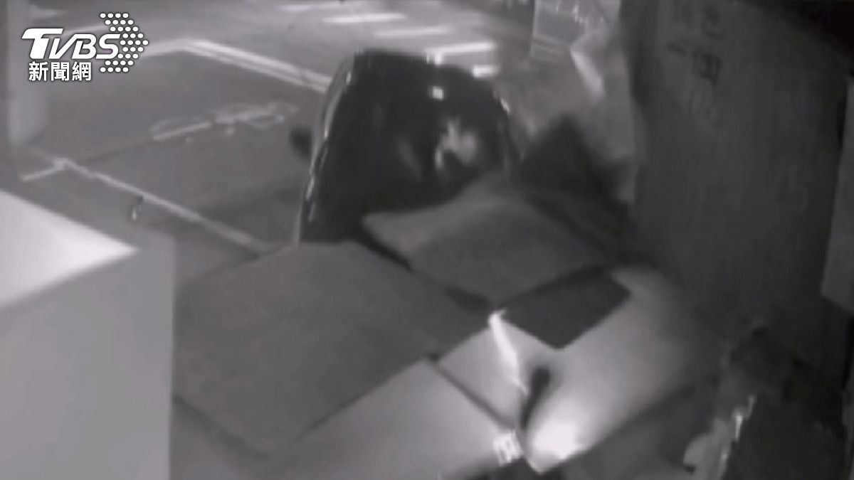 台中好甜百大店遭「逆向車」撞翻攤位 肇事者躲3天不出面。(圖/翻攝自 @ah_chef_cook)