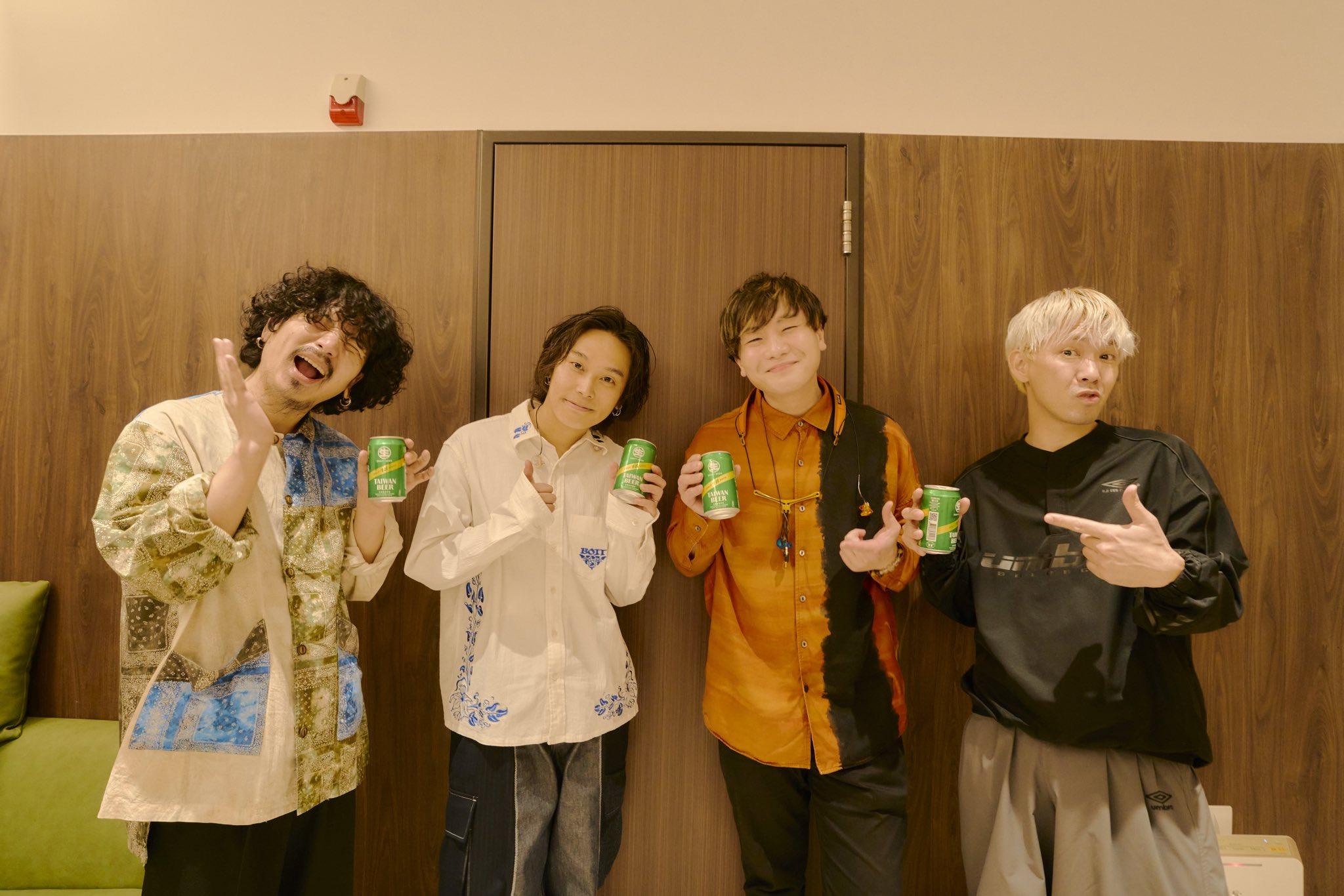演出後團員以啤酒乾杯。(圖/翻攝自emoaki_omoinotake IG)