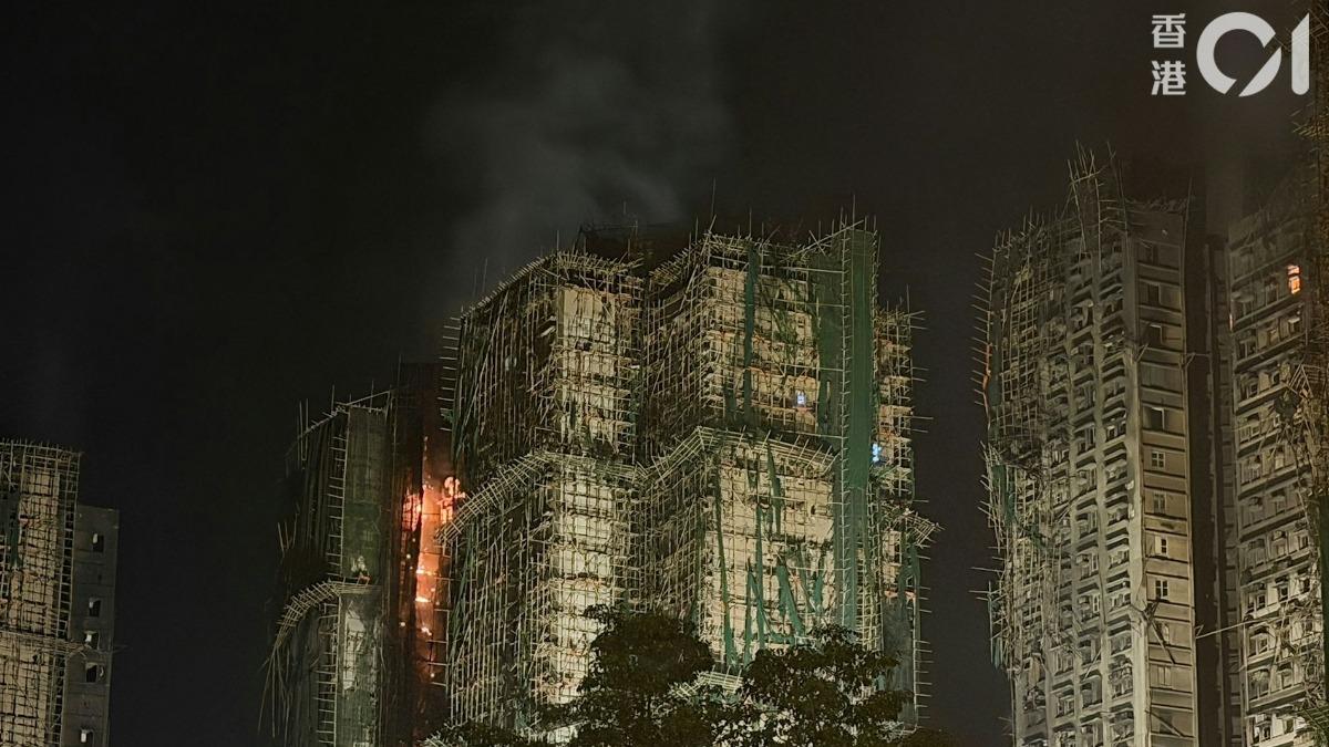 消防處表示，滅火行動大致完成，有4個單位仍進行滅火，亦為7處火場其他單位灑水降溫，以免死灰復燃。（圖／香港01）