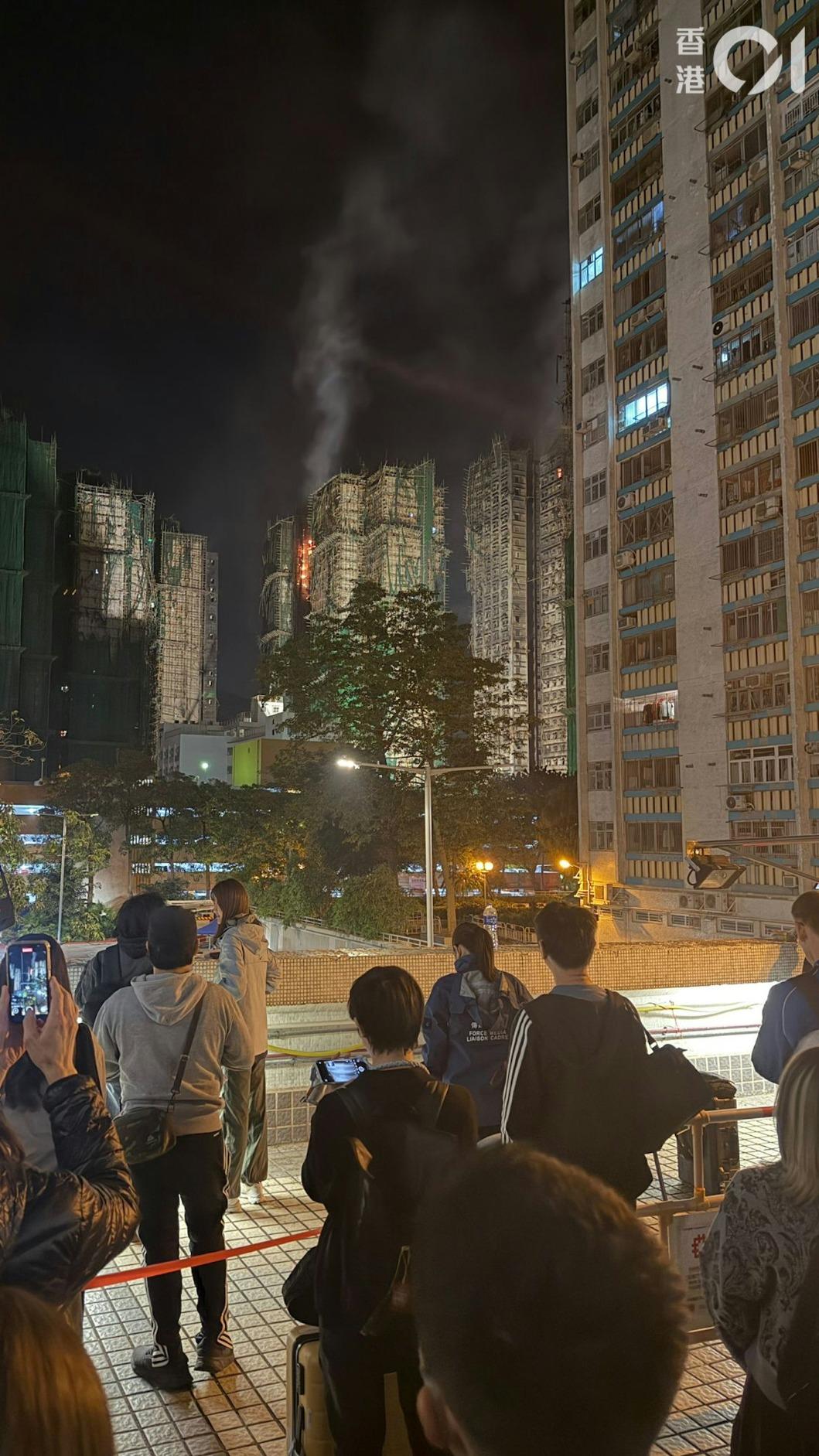 火警預計今晚會完全熄滅，將爆破7棟大廈所有單位確保無其他被困人士。（圖／香港01）