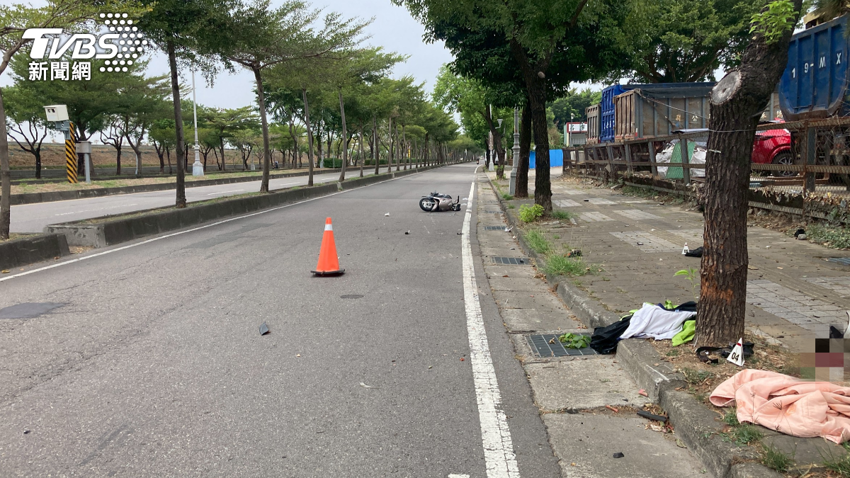 周男則頭部重創鮮血直流，當場沒有呼吸心跳，送醫搶救不治。（圖／TVBS）