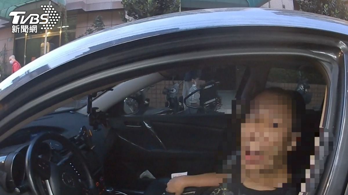 蔡姓駕駛涉嫌毒駕，被員警攔查時眼神呆滯、反應遲鈍。（圖／TVBS）