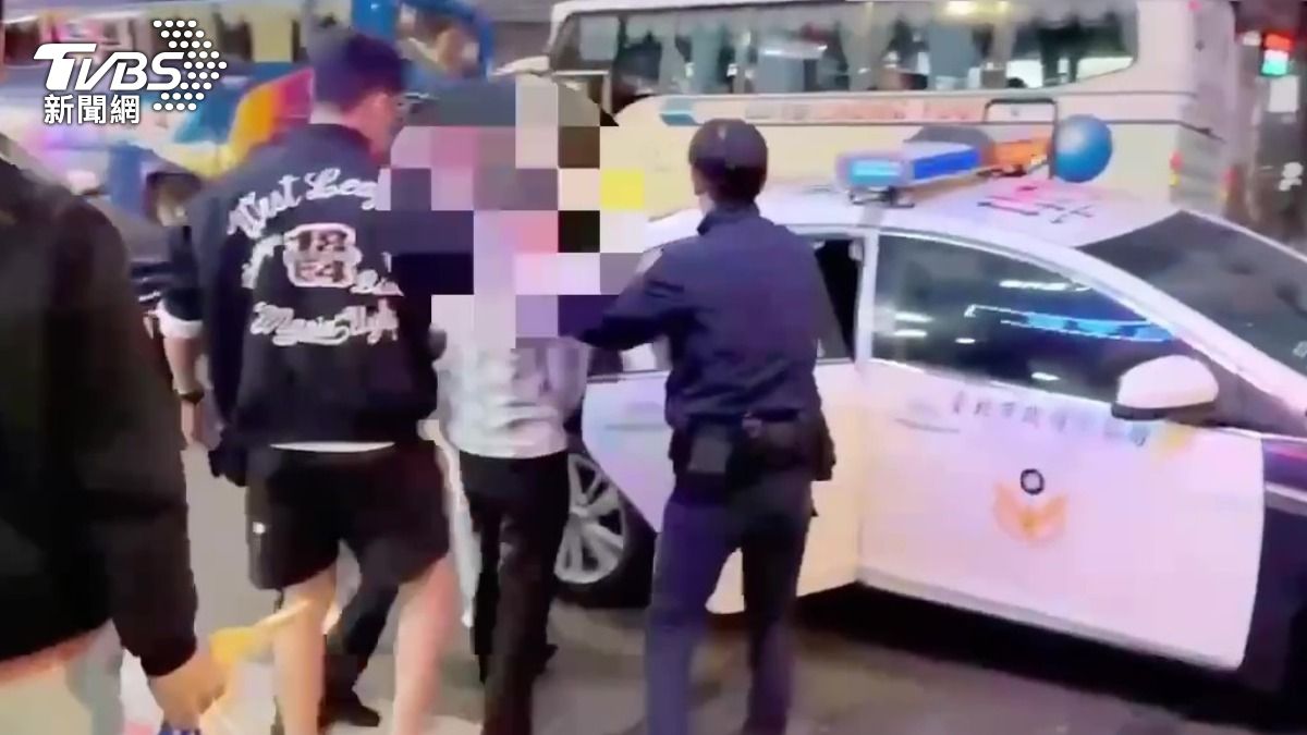 嫌犯被警方拘提到案。(圖/TVBS)
