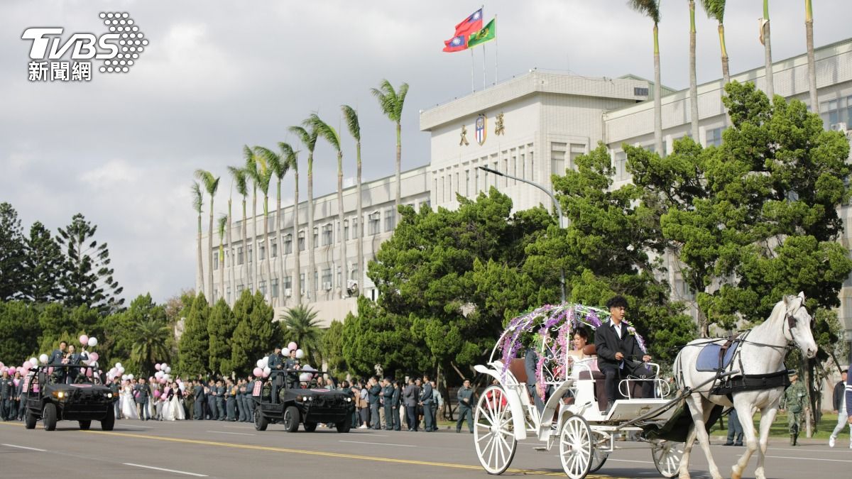 遊行過程特別安排新人乘坐白馬馬車，宛如童話故事般的夢幻場景。（圖／陸軍提供）
