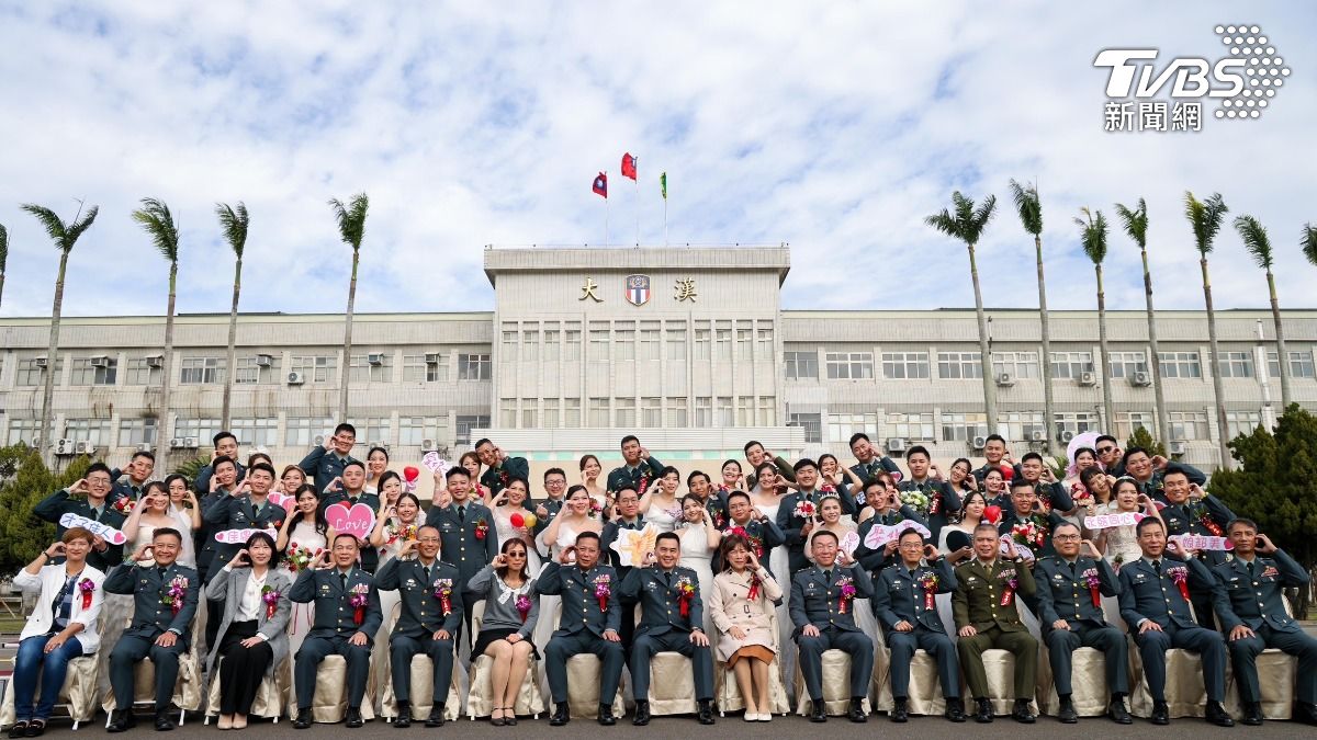 聯合婚禮新人合影留念。（圖／陸軍提供）