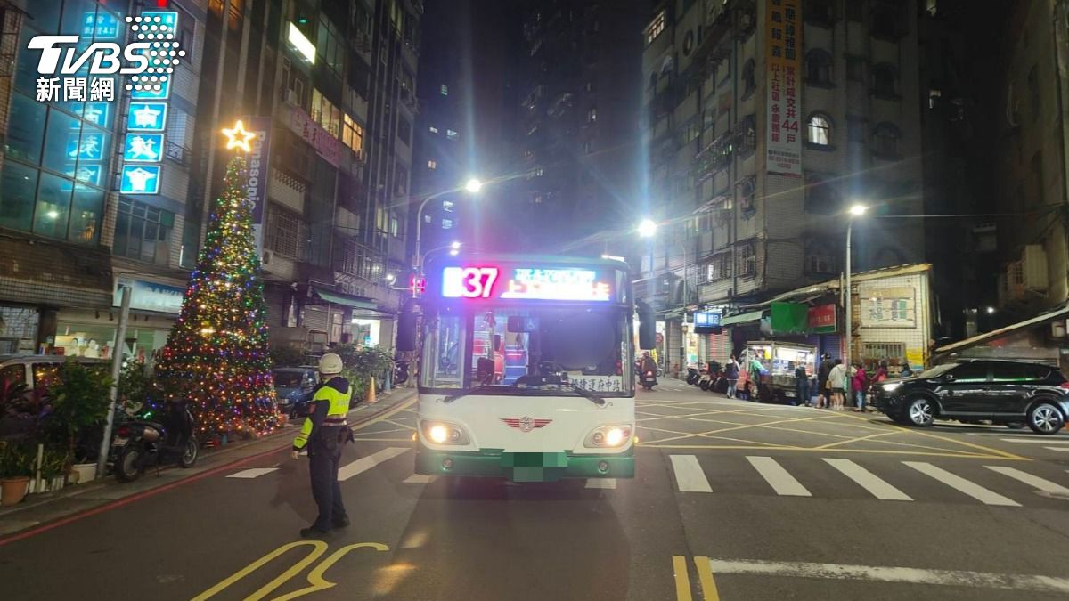 公車未禮讓撞飛行人。（圖／TVBS）