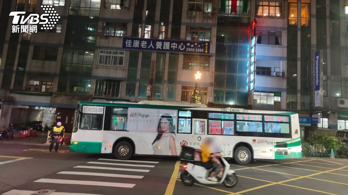 公車未禮讓撞飛行人。（圖／TVBS）