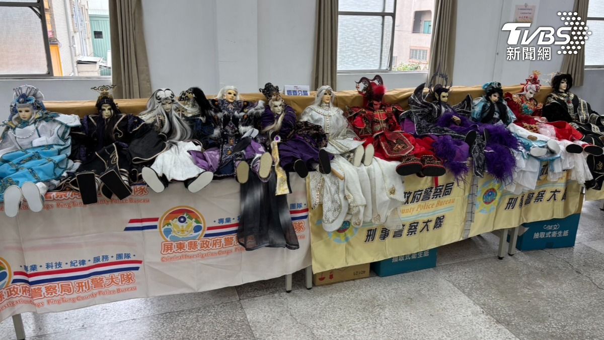 警方還查獲詐騙集團自製的11隻霹靂布袋戲仿冒人偶,以高價賣給收藏家。(圖/TVBS)