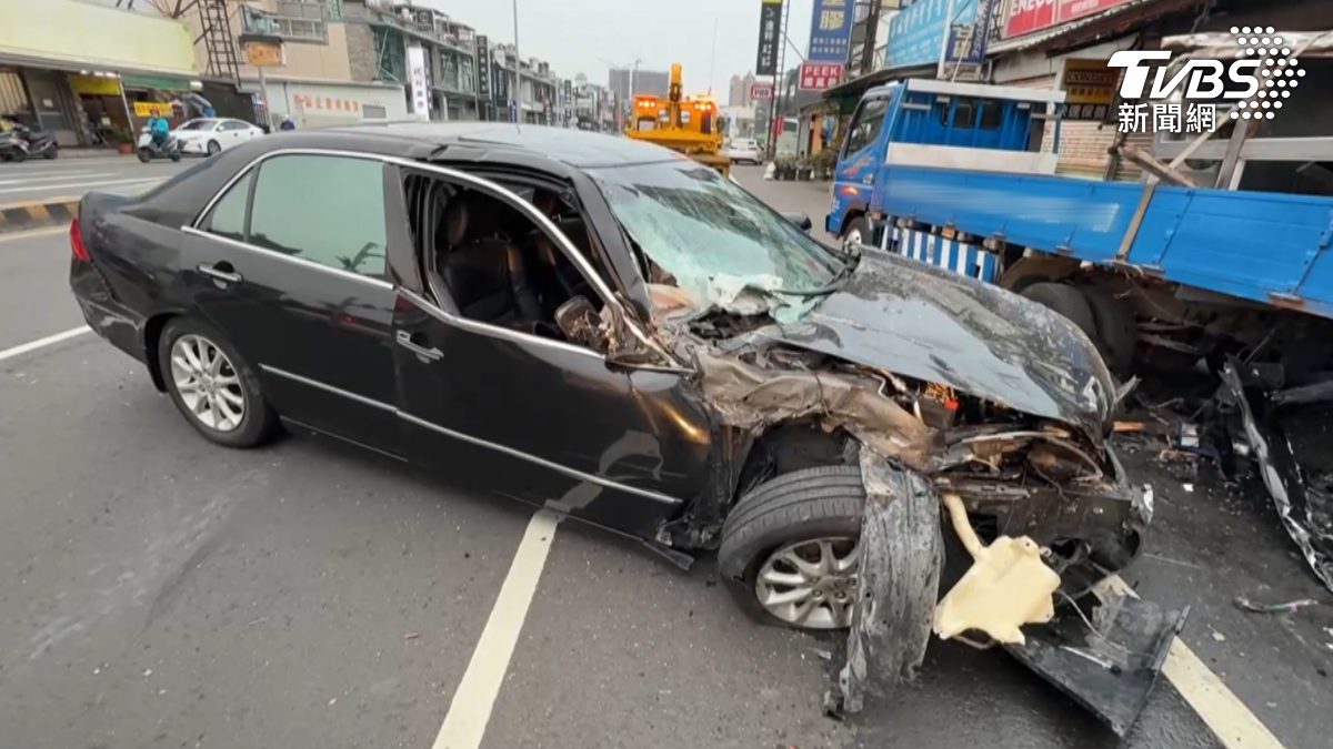 肇事駕駛不顧車子已經撞爛還想逃離，警方正在追查是否為酒駕或有其他原因。（圖／TVBS）