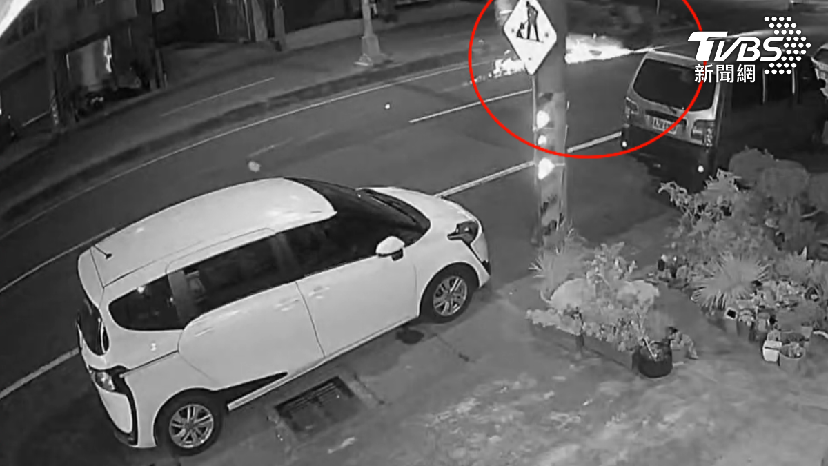 嘉義一輛自小客擦撞另一輛汽車後瞬間側翻，一路滑行並冒出大量火花。（圖／TVBS）