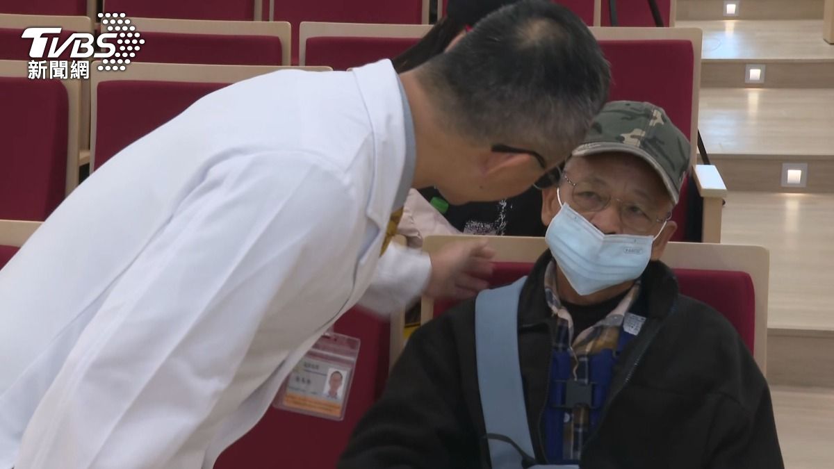 高齡長者腳水腫易喘恐非老化 醫:心臟在求救快就醫。(圖/TVBS)