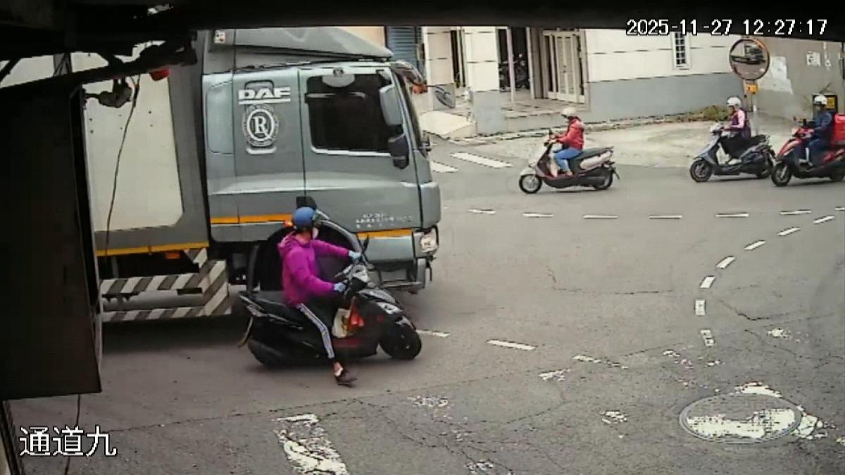 彰化大貨車路口轉彎「視線死角」釀禍,66歲女騎士慘遭撞倒喊痛。(圖/民眾提供)