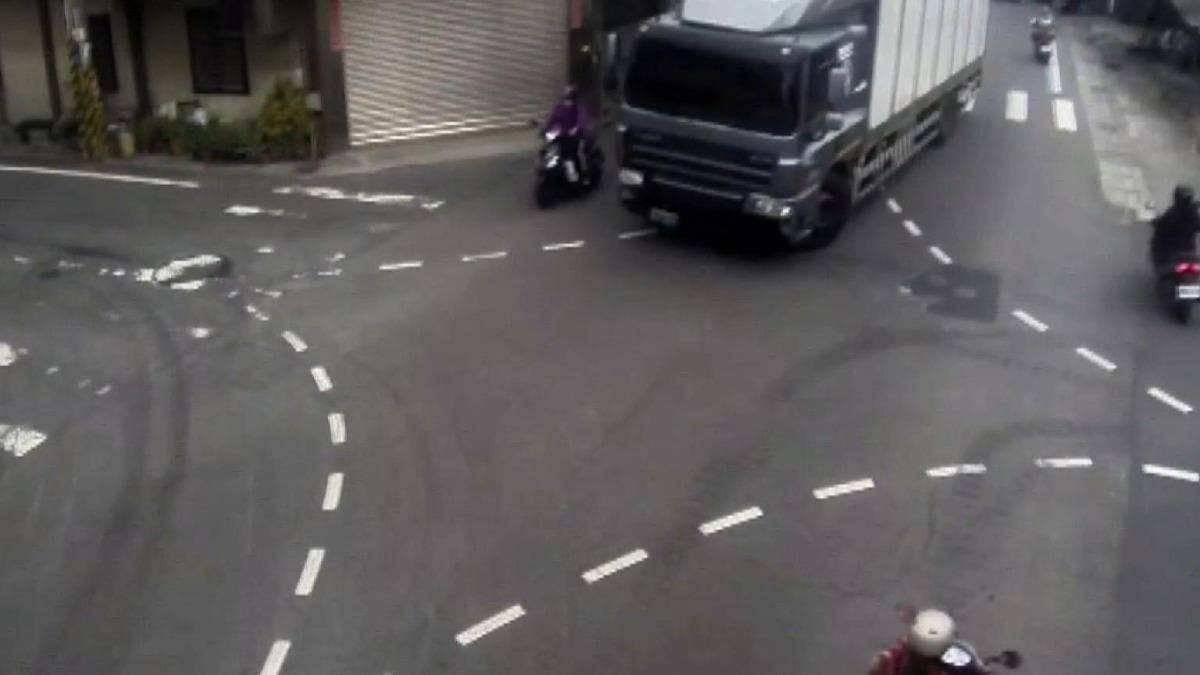 大貨車轉彎釀事故,「視線死角」害女騎士傷。(圖/民眾提供)