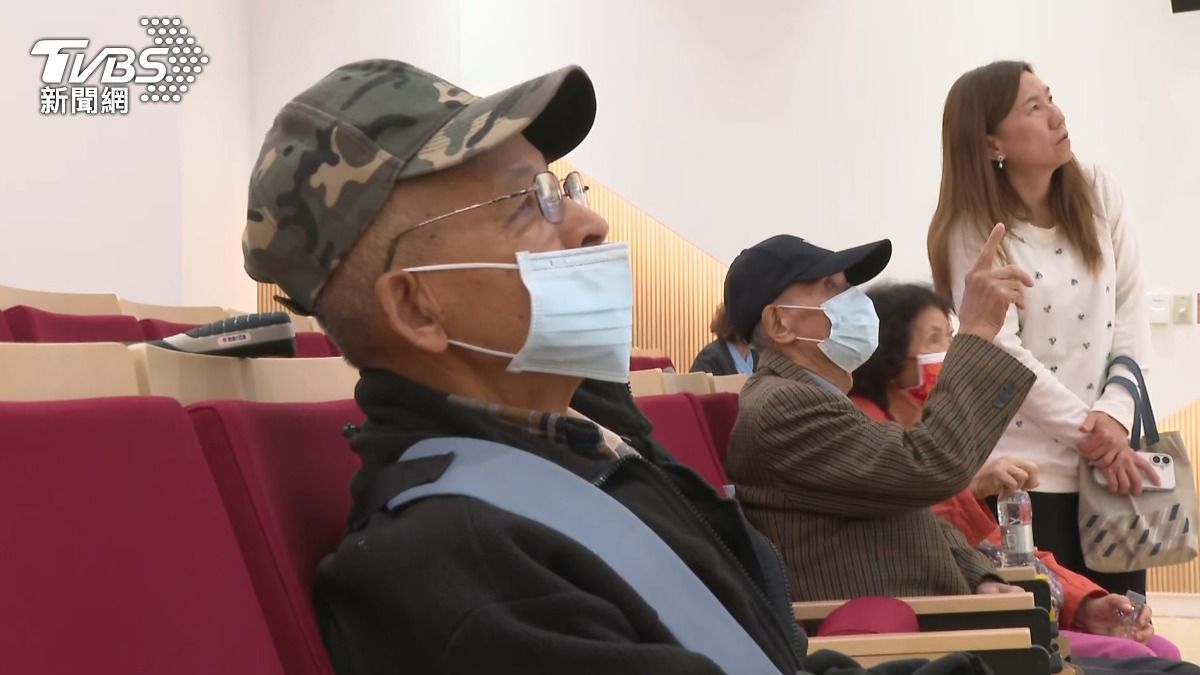 田先生半年內明顯出現下肢水腫,爬樓梯會喘,甚至夜咳睡不好。(圖/TVBS)