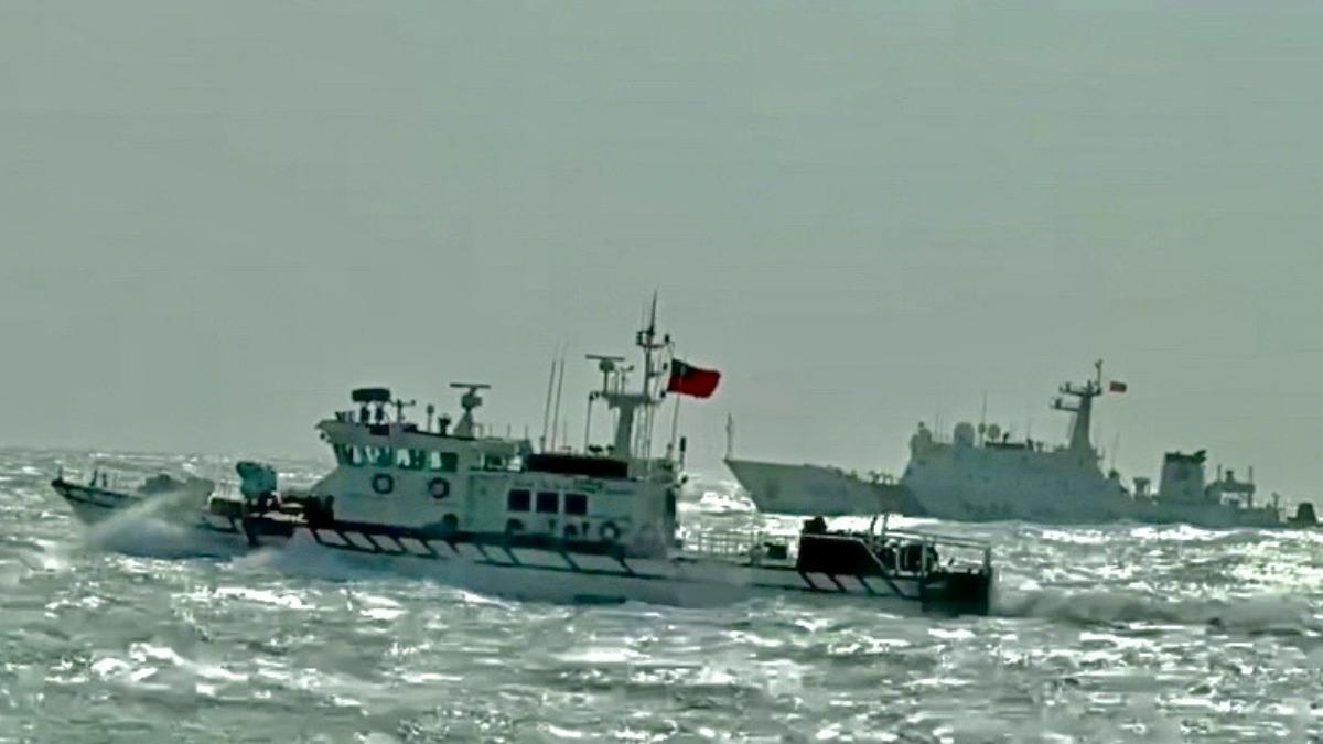 海巡巡防艇併航監控下,中國海警船於10時50分航出金門限制水域。(圖/海巡署金馬澎分署提供)
