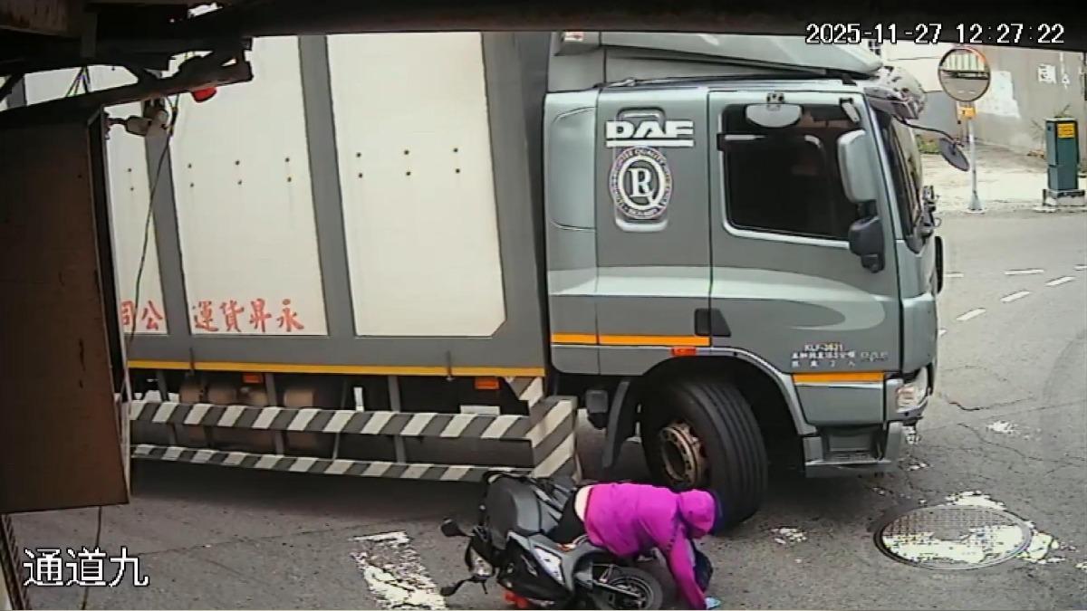 鹿港路口驚魂,女騎士遭大貨車撞倒受傷。(圖/民眾提供)