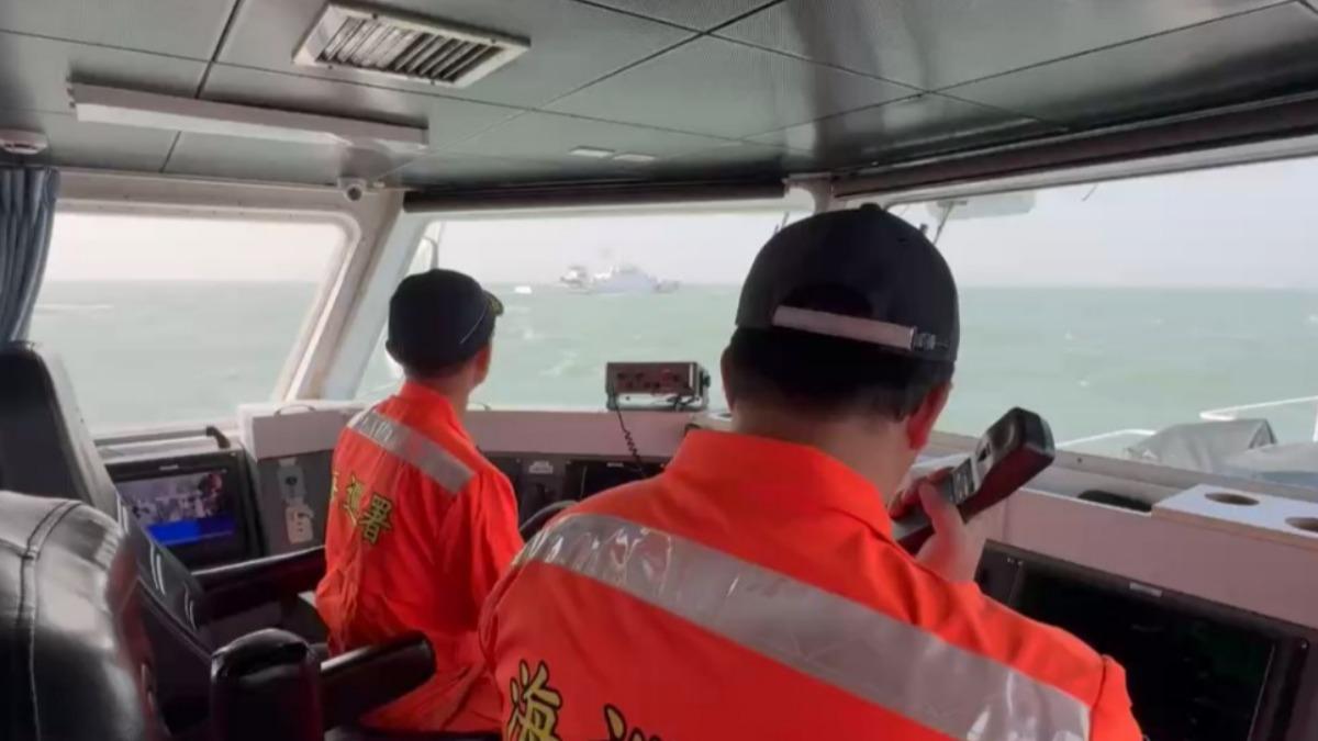 海巡4艘巡防艇併行阻擋,廣播要求陸海警船轉向離開。(圖/海巡署金馬澎分署提供)