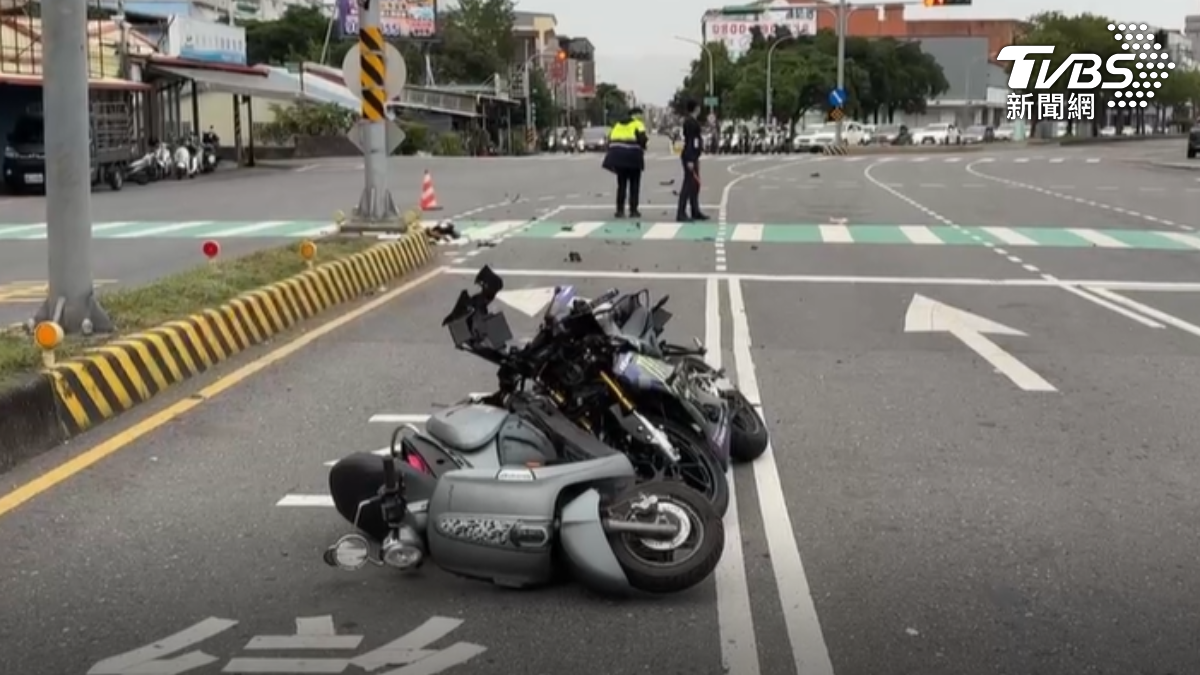 5岔路口路況複雜,騎士搶快釀車禍。(圖/TVBS)