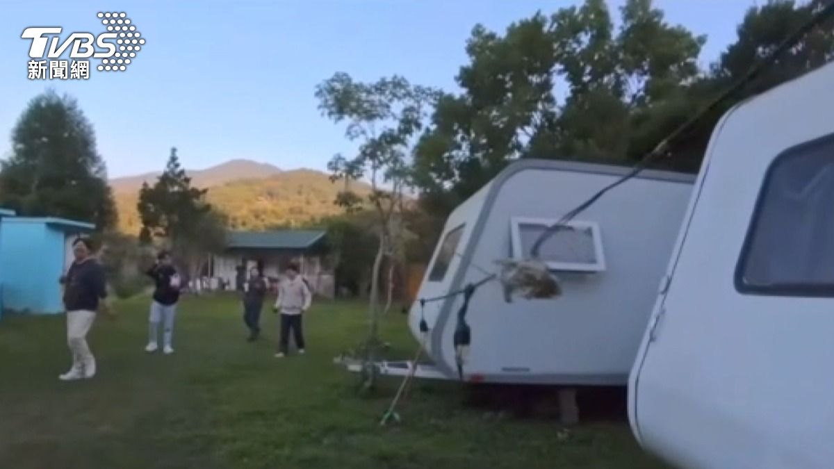 8人2夜花2萬入住「豪華露營區」變惡夢!觀景台多處破洞,業者退8千8人2夜花2萬入住「豪華露營區」變惡夢!觀景台多處破洞,業者退8千。(圖/翻攝Threads ting_131_)