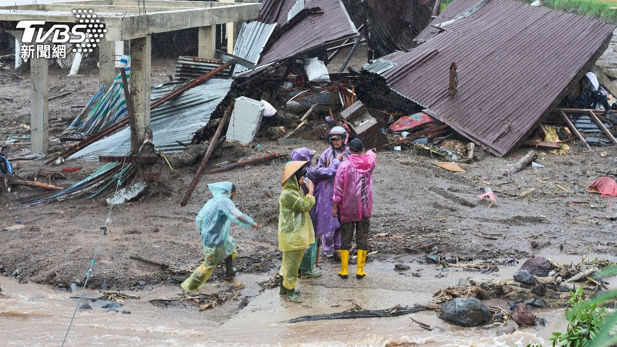 南亞與東南亞近日連遭暴雨侵襲。圖為印尼洪災後，居民在檢查洪水中受損的房屋。（圖／達志影像美聯社）